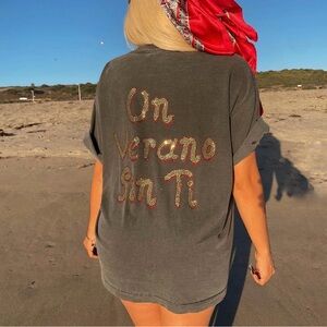 Embellished Gray Graphic Tee - Un Verano Sin Ti